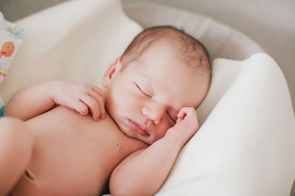 Os cuidados a ter para que os bebés recém-nascidos durmam mais e