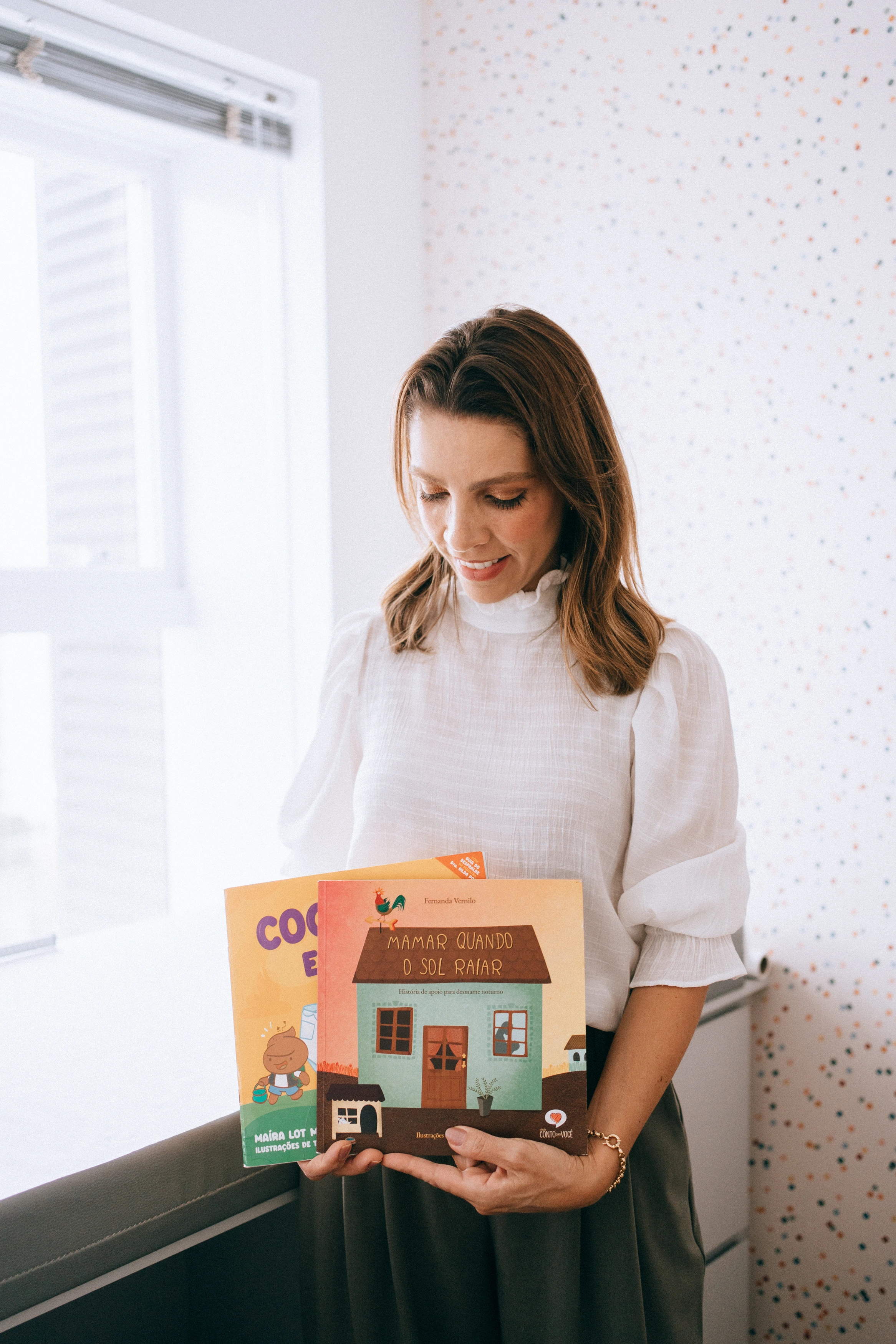 Dra. Marith Berber com livros infantis no consultório